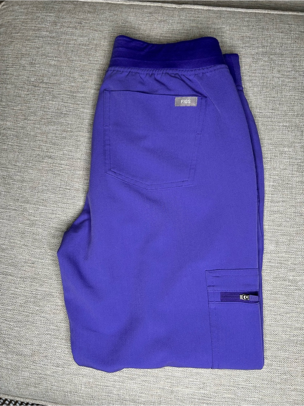 FIGS women’s jogger in Amethyst (XSP) small flaw (see pic)